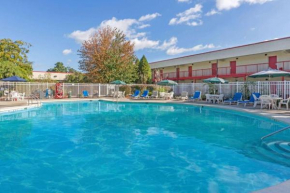 Hilltop Inn & Suites